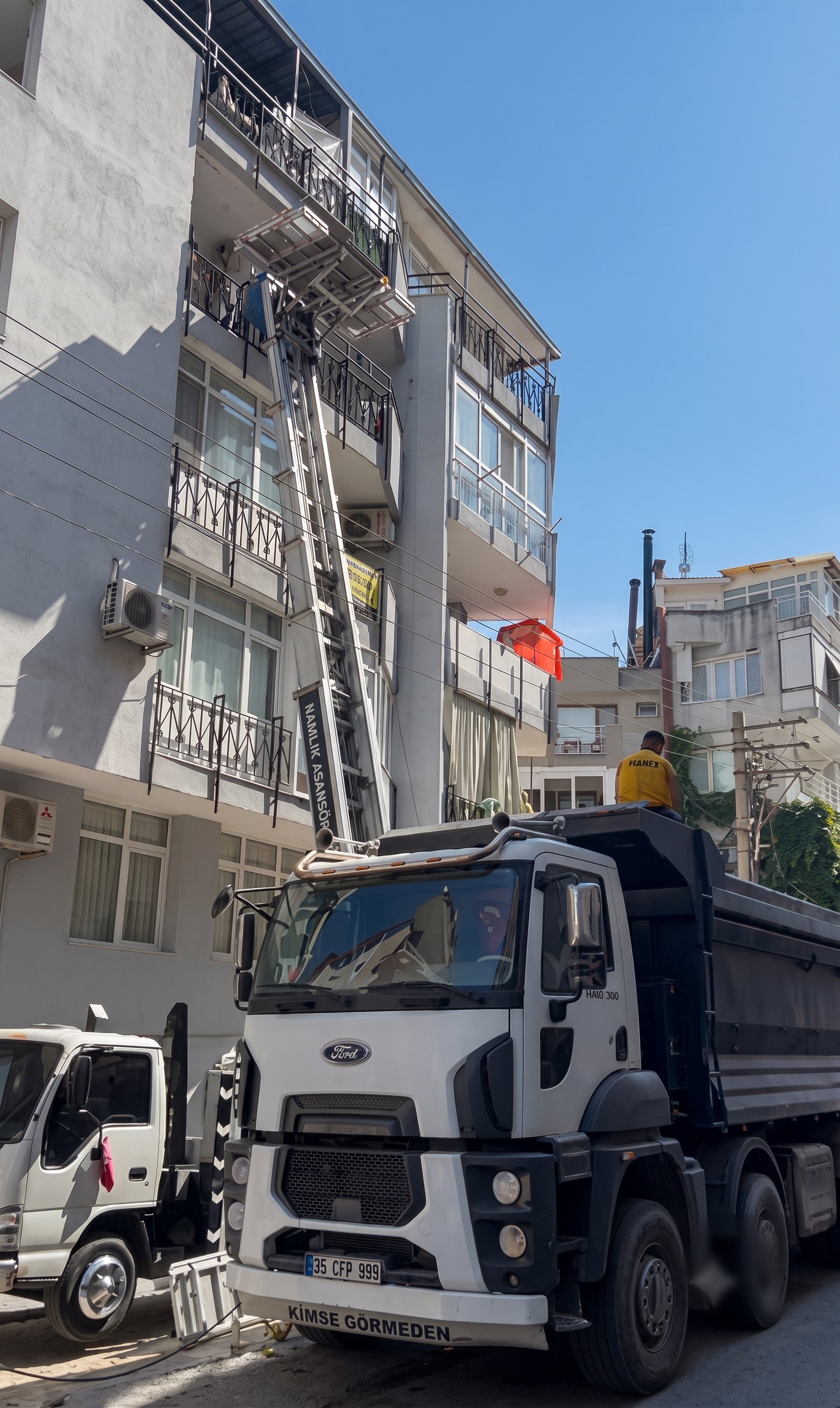 Asansörle moloz indirme çalışması